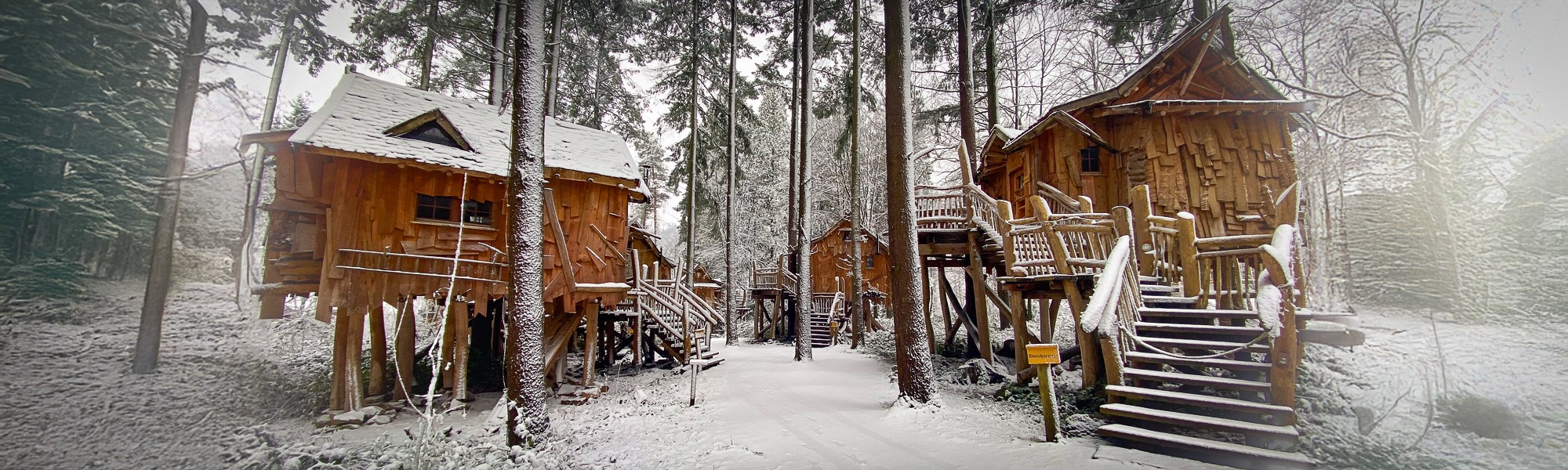 Baumhäuser im Schnee