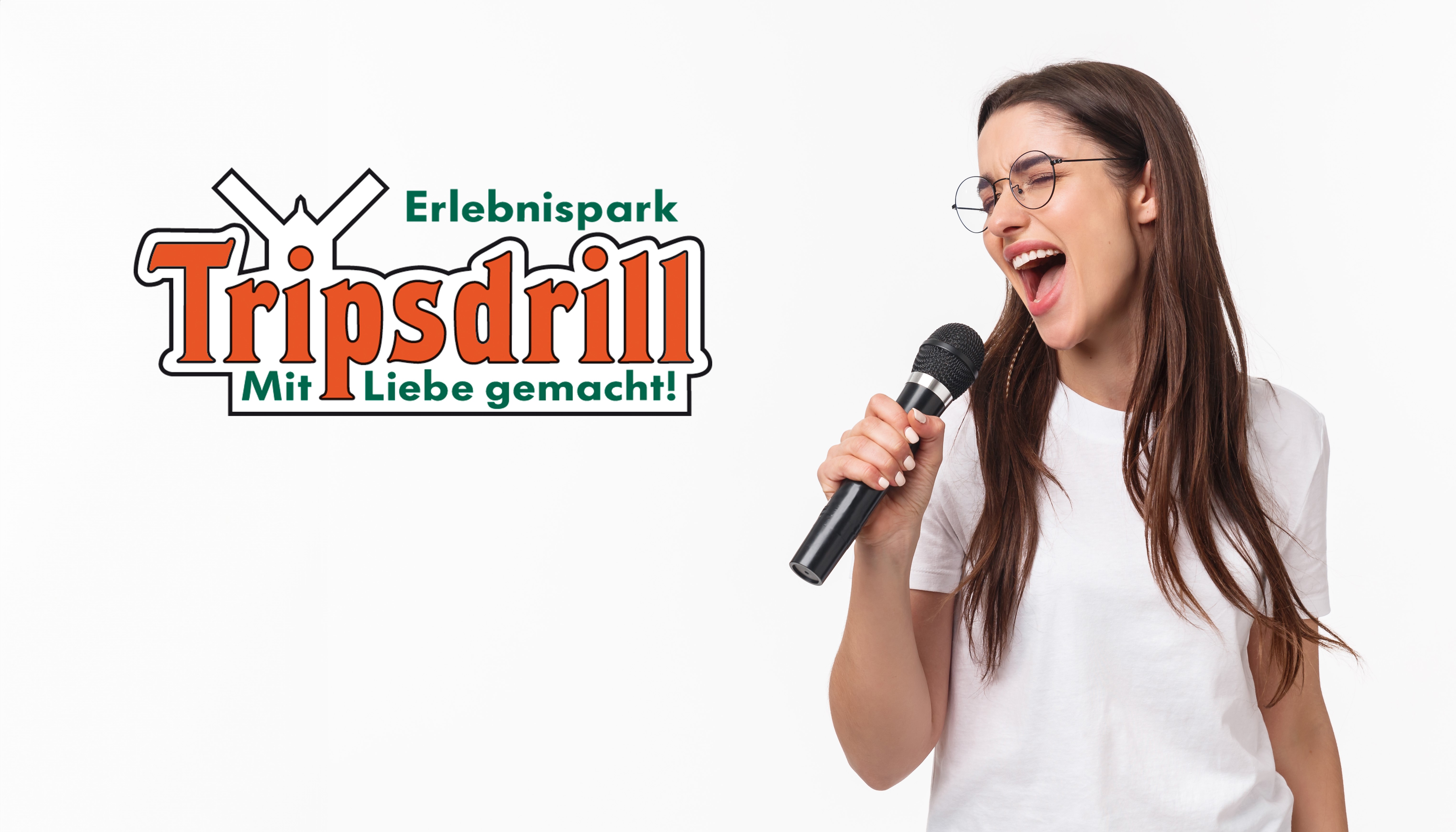 Frau singt ins Mikrofon
