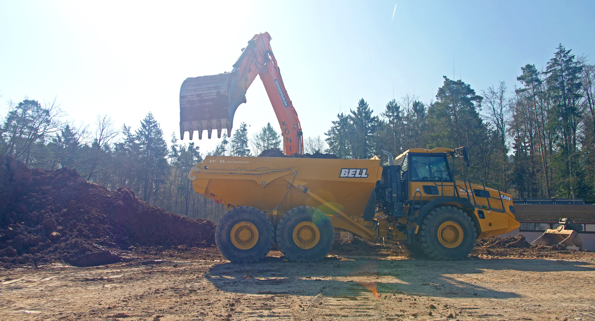 Bagger und Radlader auf Baustelle