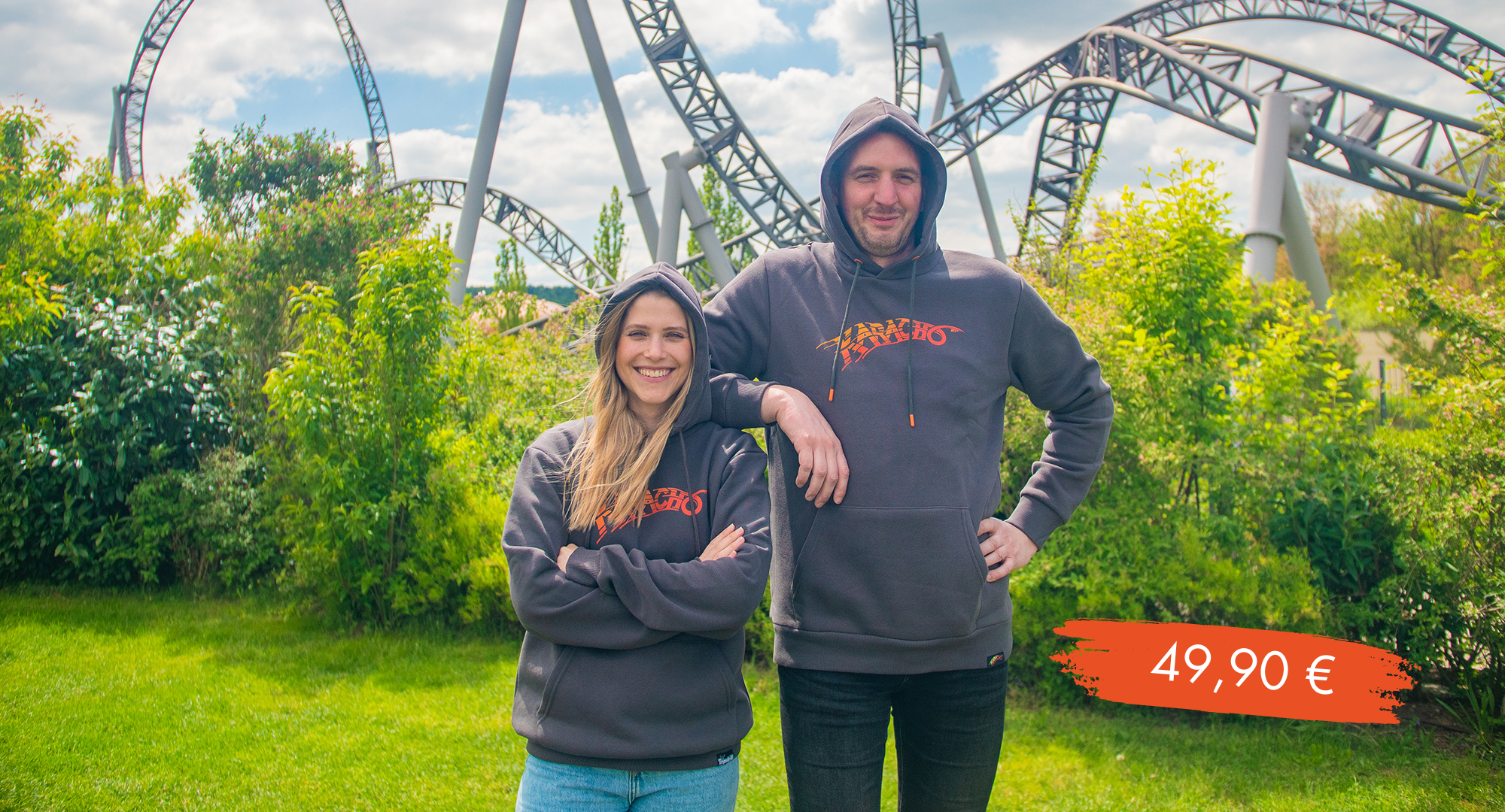 Zwei Personen tragen Karacho-Hoodie