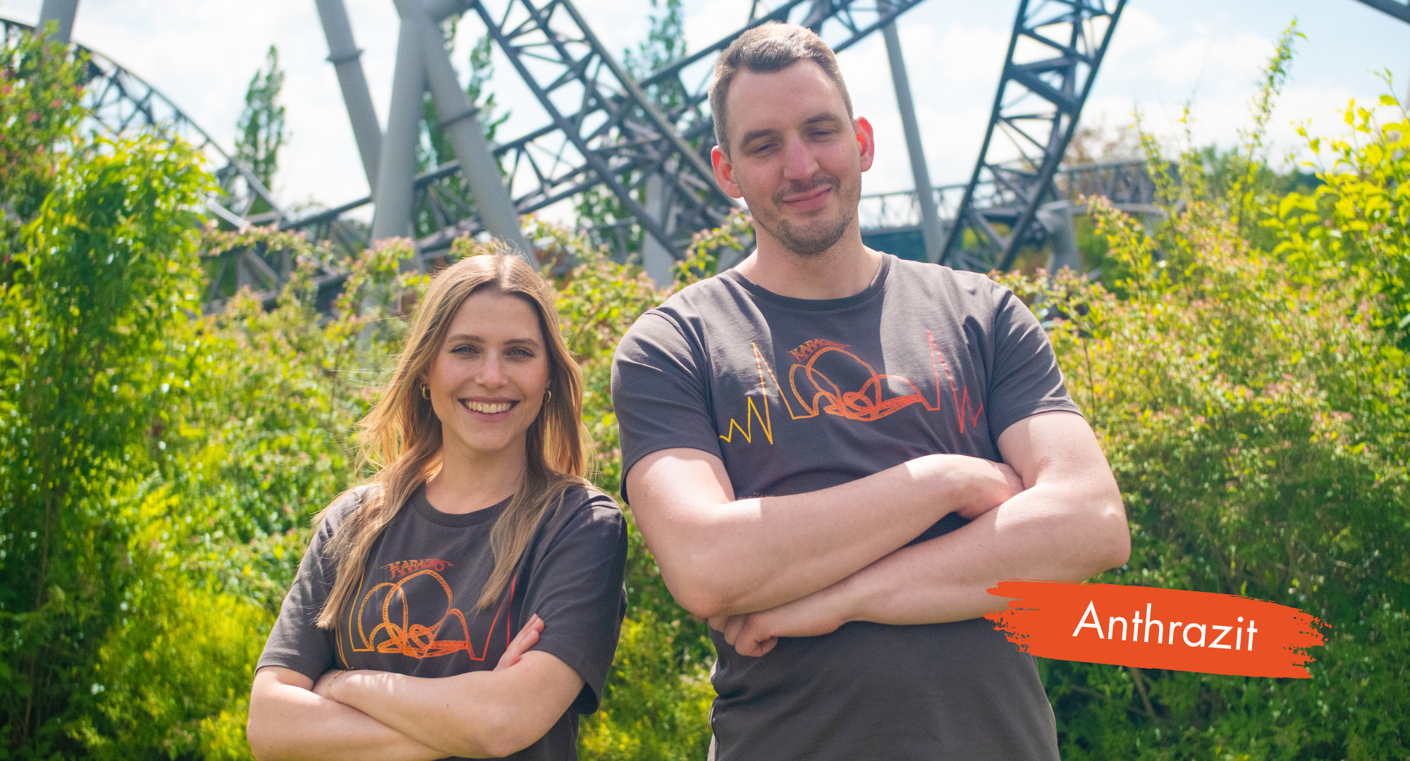 Zwei Personen tragen T-Shirt mit Karacho-Schriftzug