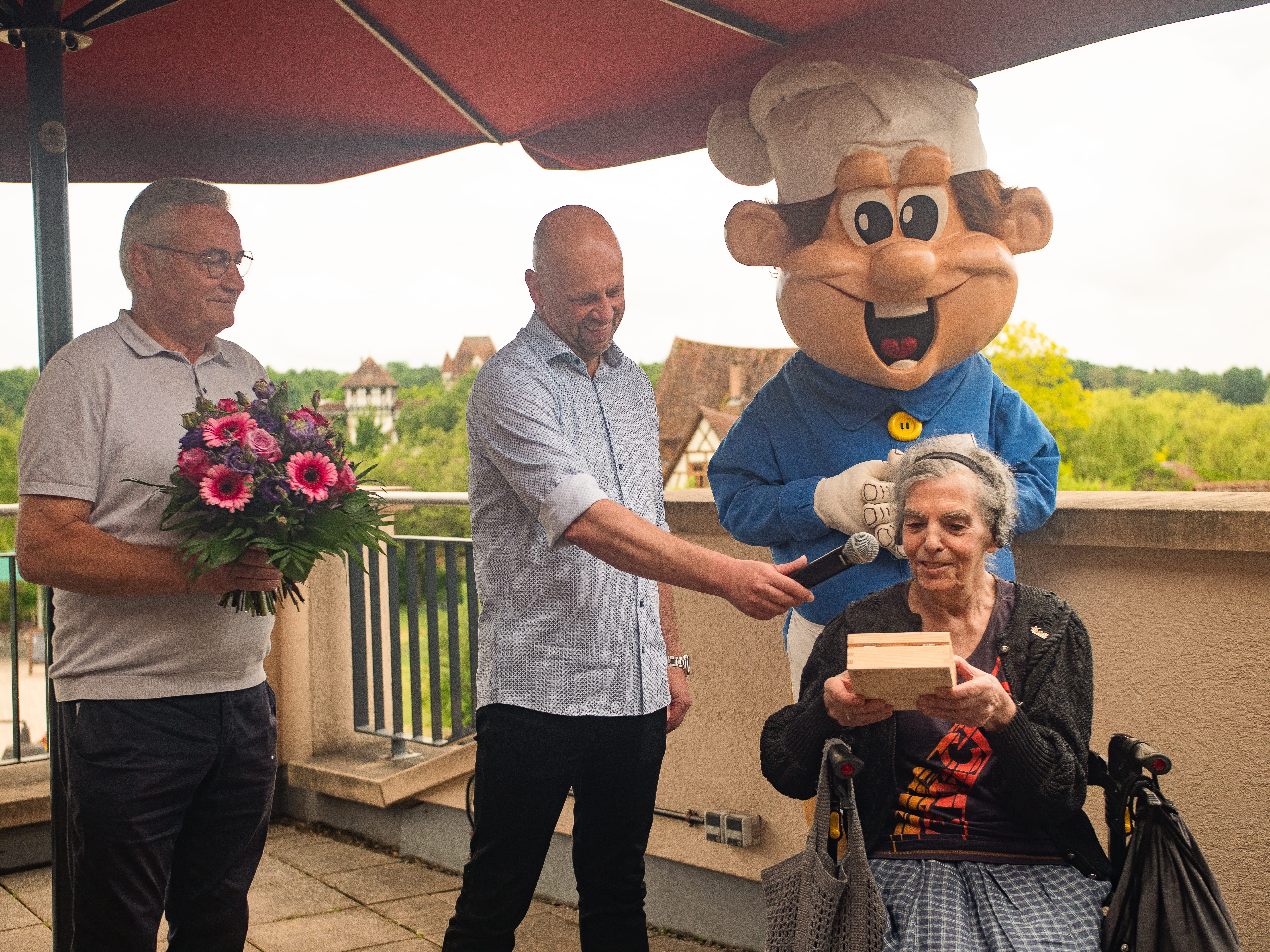 Roland Fischer, Stefan Seipel und Maskottchen Hugo Müller mit Ursel Dees
