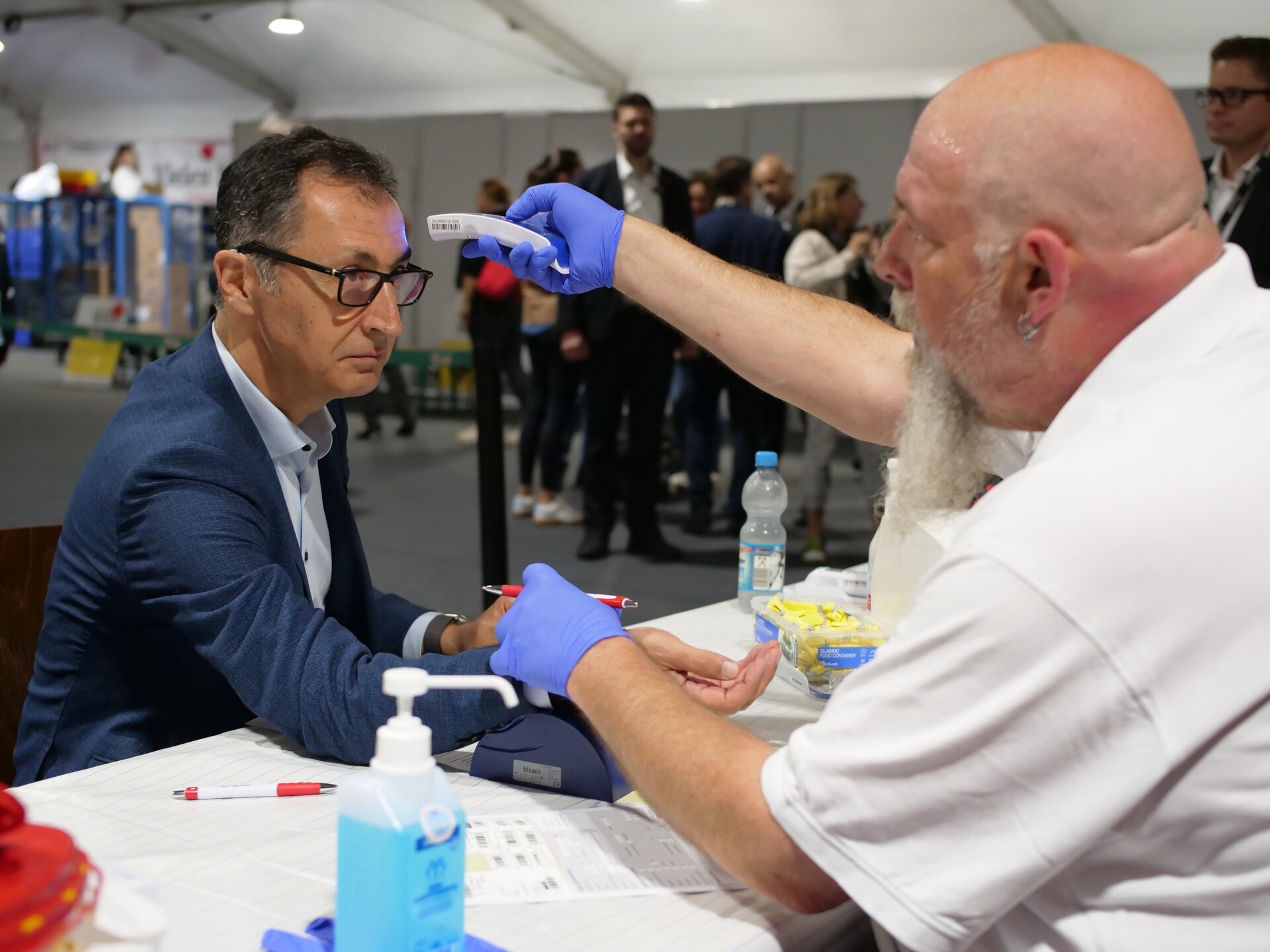 Cem Özdemir bei der Blutspende