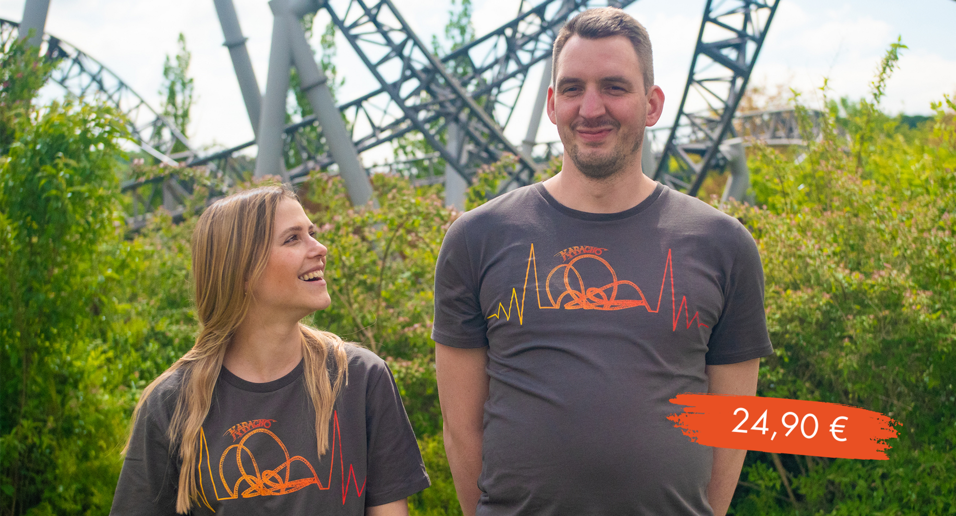 Zwei Personen tragen Karacho-T-Shirt