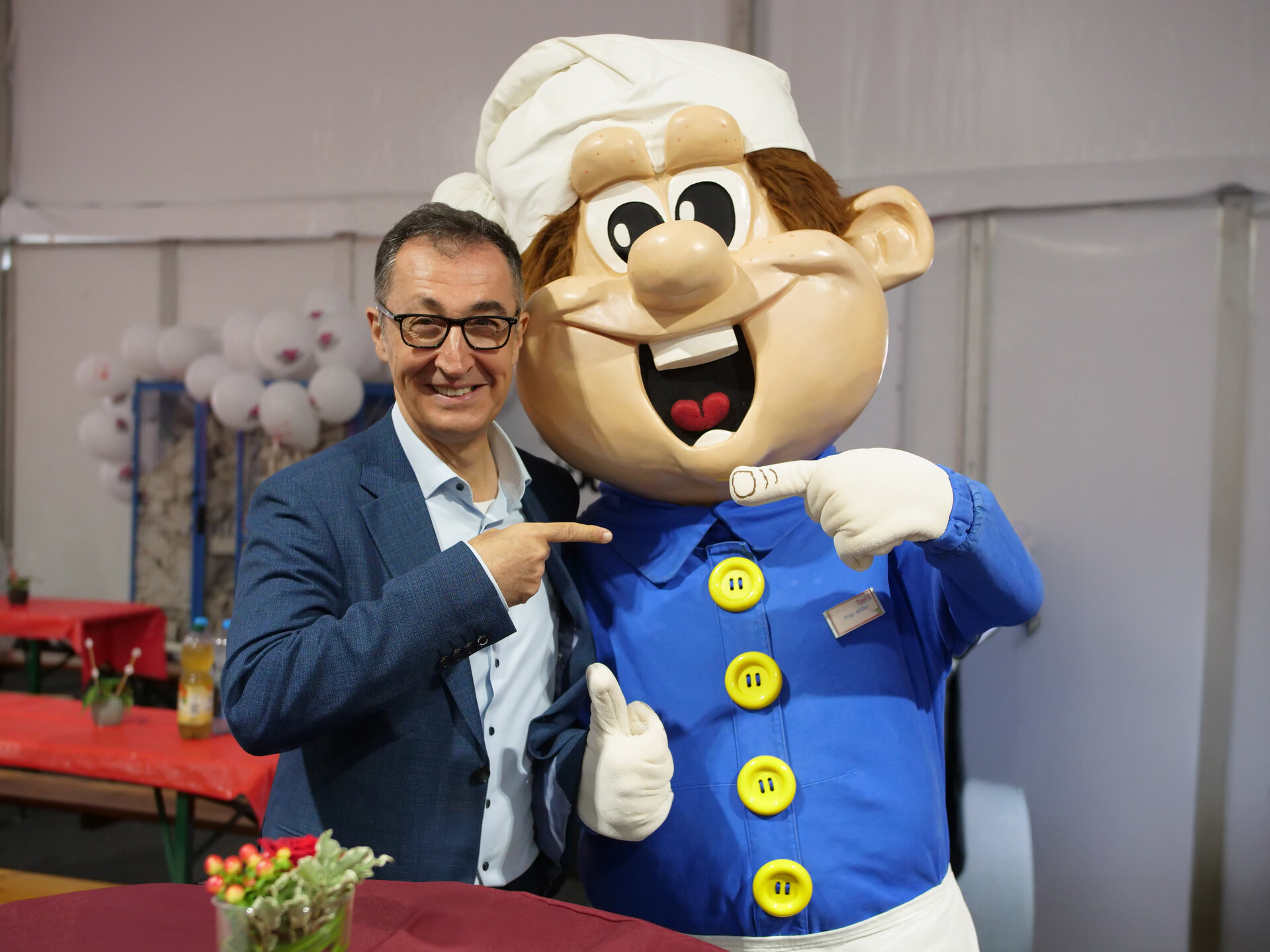 Cem Özdemir mit Tripsdrill-Maskottchen