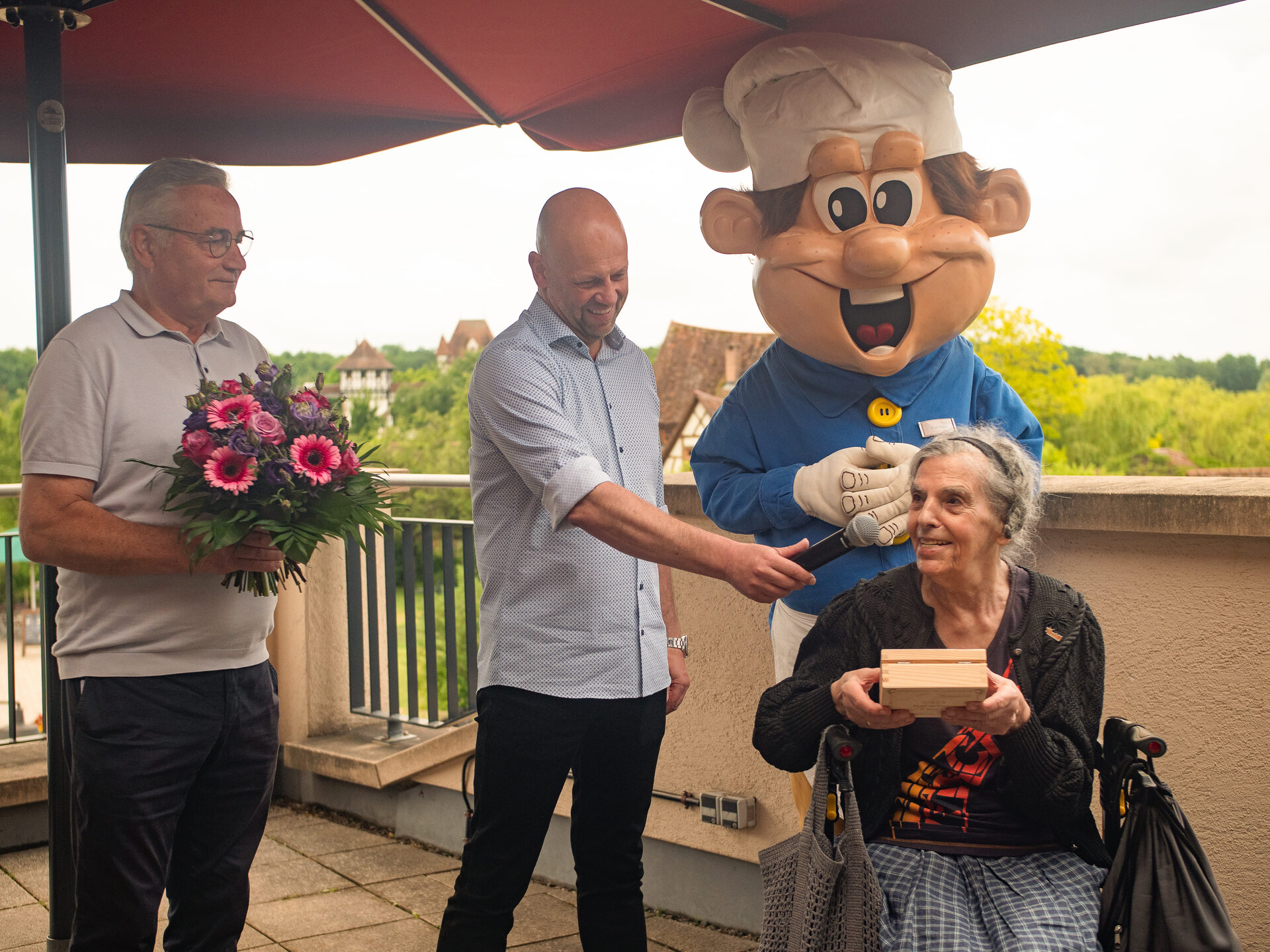 Roland Fischer, Stefan Seipel und Maskottchen Hugo Müller mit Ursel Dees