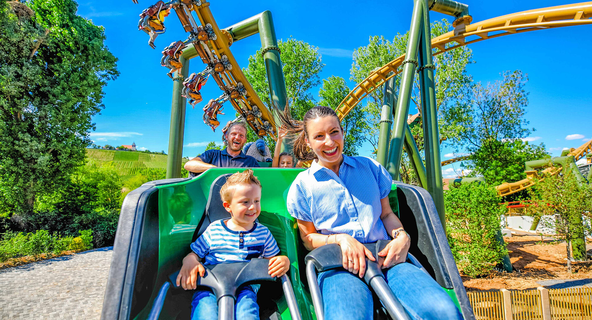 Mutter und Kind fahren Volldampf