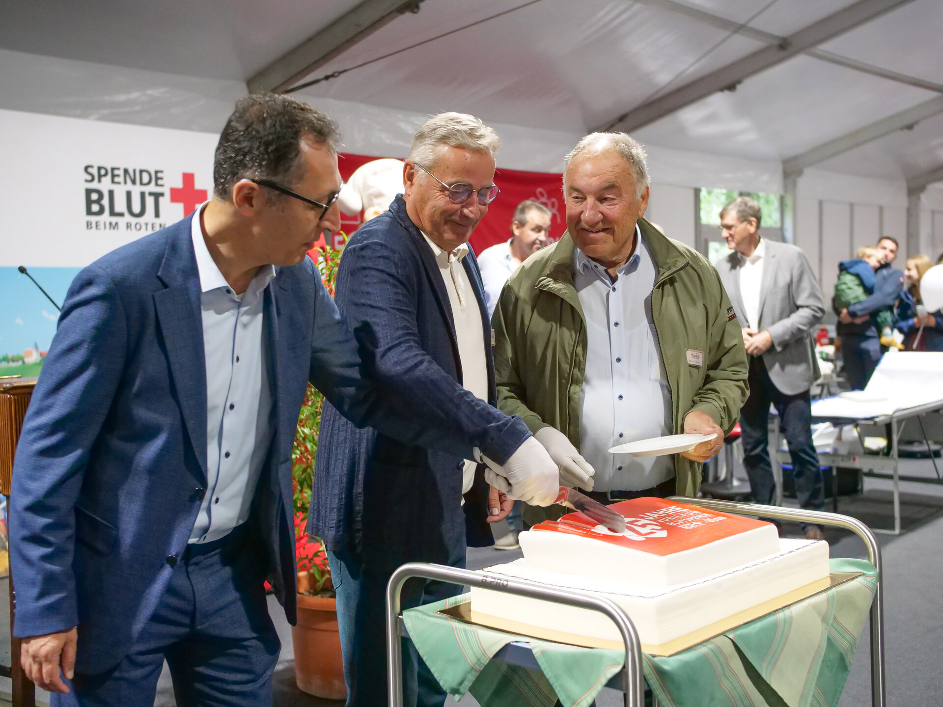 Cem Özdemir mit Tripsdrill-Geschäftsführern Roland und Helmut Fischer