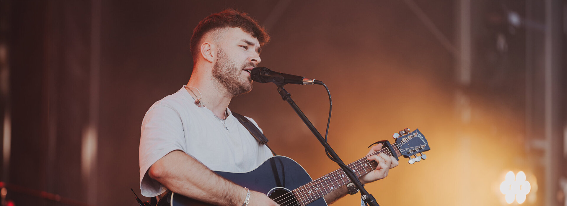 Julian Pförnter mit Gitarre