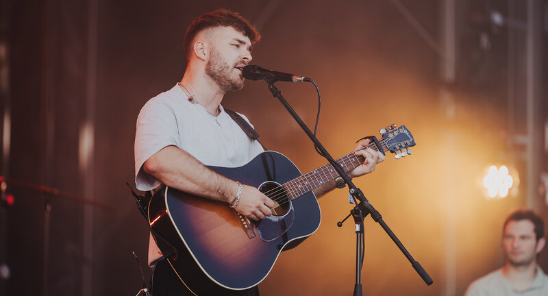 Julian Pförnter mit Gitarre