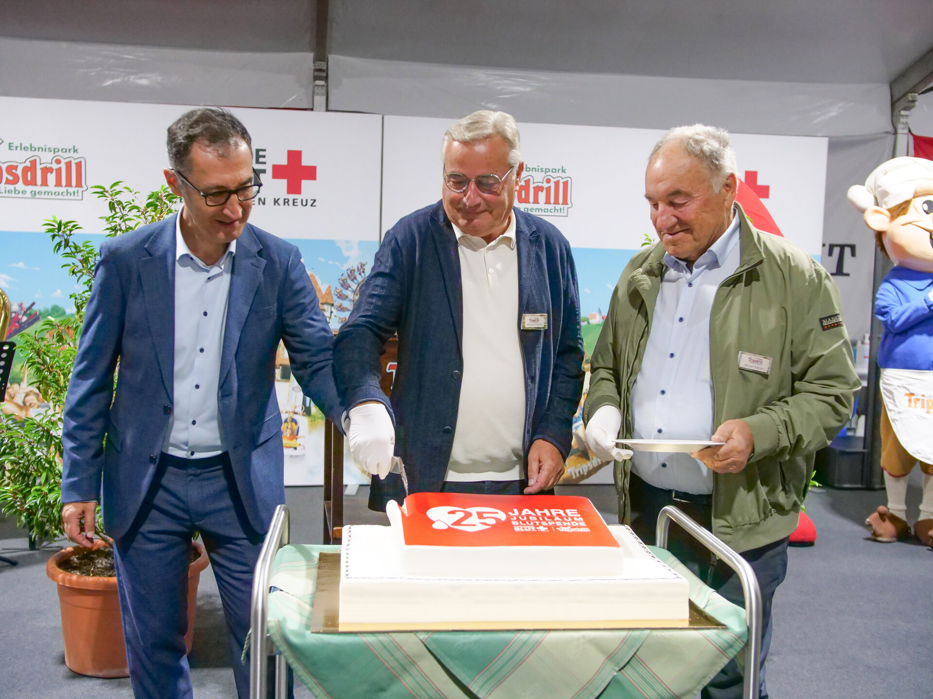 Cem Özdemir mit Tripsdrill-Geschäftsführern Roland und Helmut Fischer