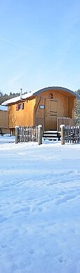 Schäferwagen mit Schnee im Natur-Resort