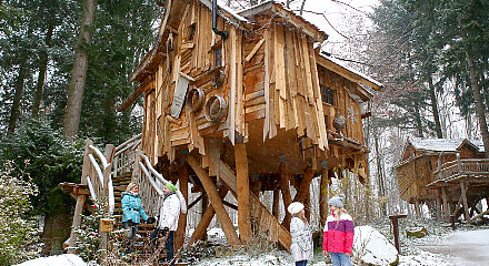 Baumhaus im Winter mit Familie